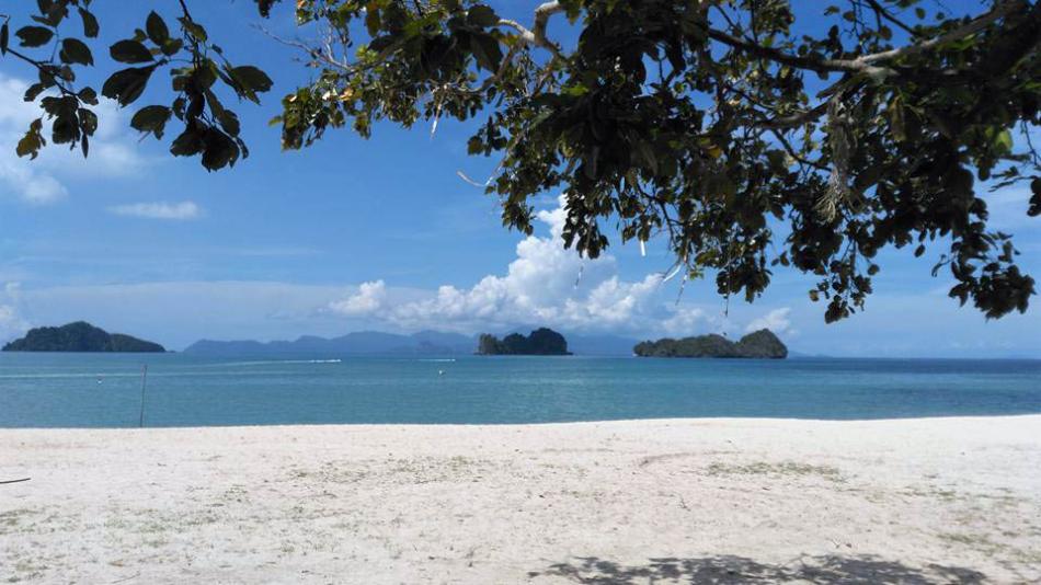 пляж Танжунг Ру(Tanjung Rhu)